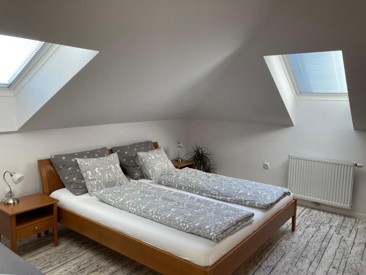 Apartment Husova ปอดเยบราดิ ภายนอก รูปภาพ