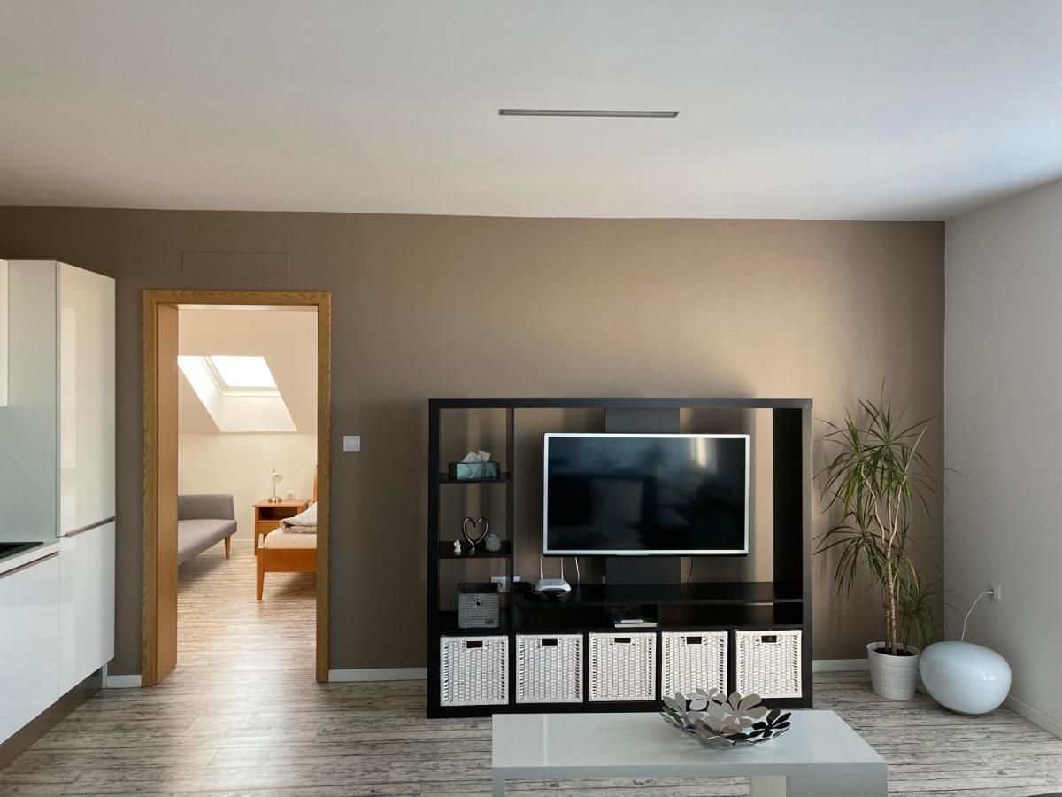 Apartment Husova ปอดเยบราดิ ภายนอก รูปภาพ