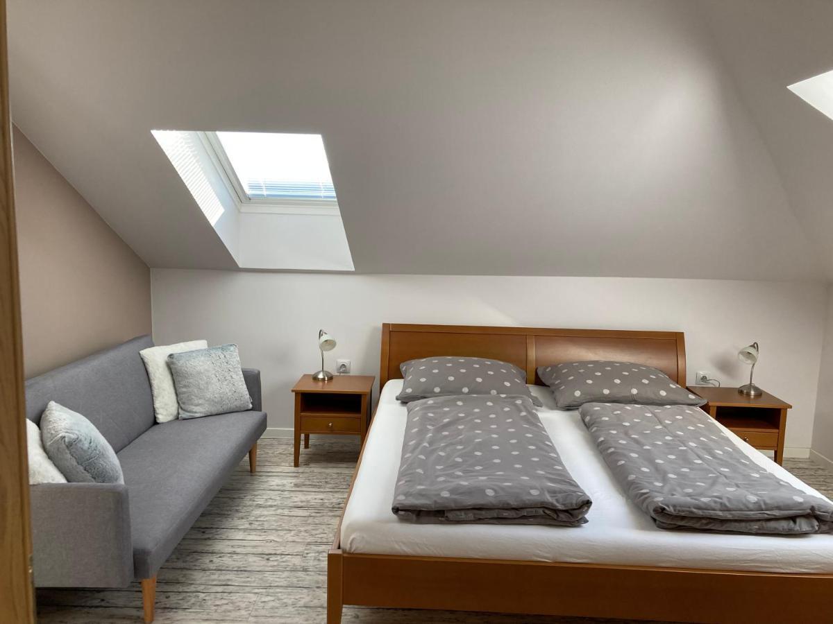 Apartment Husova ปอดเยบราดิ ภายนอก รูปภาพ